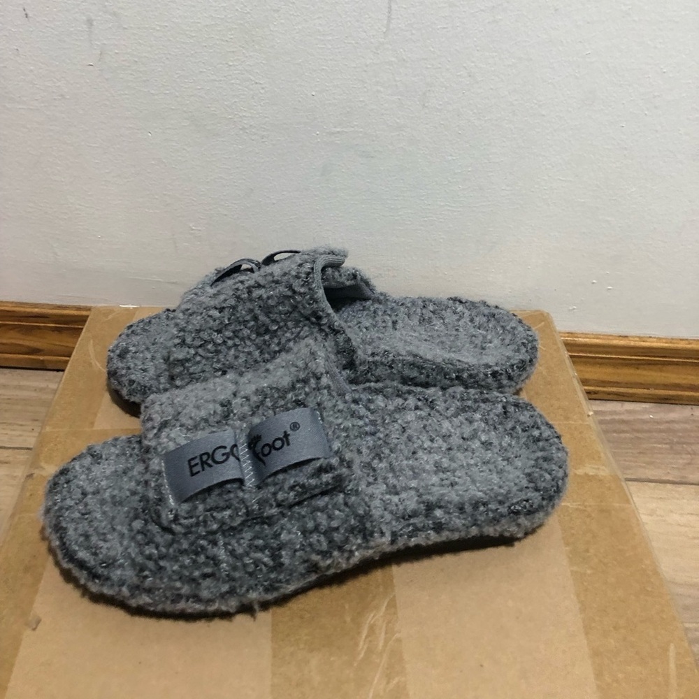 ErgoFoot Unisex’s Gray Fuzzy Slide Slippers Size M7,W8